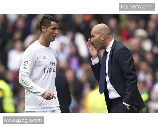 荣耀叉50手机壳与C罗联名设计 打造专属足球球星风尚